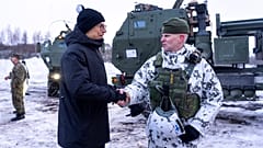 ARCHÍVUM. Alexander Stubb finn elnök (balra) köszönti Pasi Välimäki tábornokot, a finn szárazföldi erők parancsnokát.