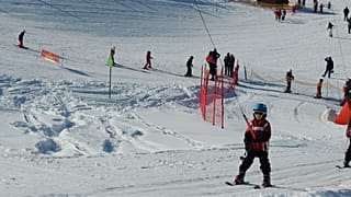 In Saint-Colomban-des-Villards ist das Skifahren für Familien und Anfänger in diesem Winter kostenlos.