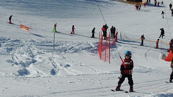 Sci gratuito tutto l’inverno: la stazione alpina francese da scoprire 3 Pista da sci a Saint-Colomban-des-Villards