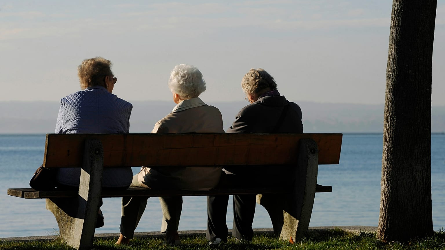 Des femmes âgées sont assises sur un banc au bord du lac Ammersee à Herrsching, le 5 novembre 2008.