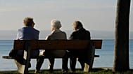 Des femmes âgées sont assises sur un banc au bord du lac Ammersee à Herrsching, le 5 novembre 2008.