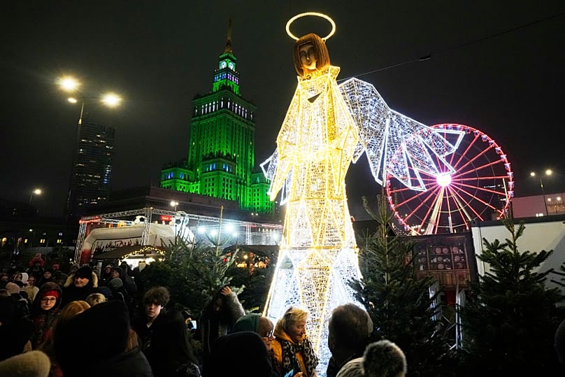 Ogólny widok na jarmark bożonarodzeniowy w Warszawie, Polska, w sobotę 29 listopada 2025 r.