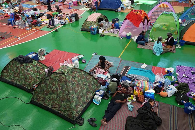 Tayland ve Kamboçya arasındaki sınır çatışmalarından kaçan Taylandlılar, Surin eyaletindeki bir tahliye merkezinde, 16 Aralık 2025.