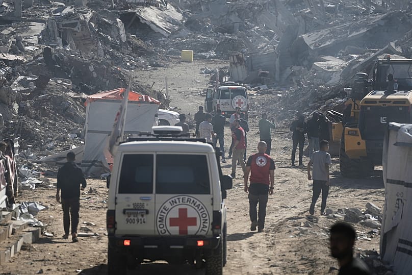 عناصر من اللجنة الدولية للصليب الأحمر في جباليا شمال قطاع غزة، بتاريخ 1 ديسمبر 2025.