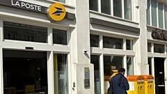 DOSSIER : Un homme passe devant un bureau de La Poste à Paris, le 26 août 2025.
