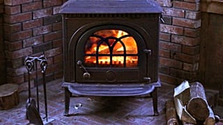 Una stufa a legna riscalda un’abitazione a Freeport, nel Maine, l’8 marzo 2014. (AP Photo/Robert F. Bukaty, archivio)