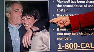 ARŞİV - New York Güney Bölgesi Başsavcı Vekili Audrey Strauss, New York'ta basın toplantısında Jeffrey Epstein ve Ghislaine Maxwell'in fotoğrafını gösteriyor, 2 Temmuz 2020.