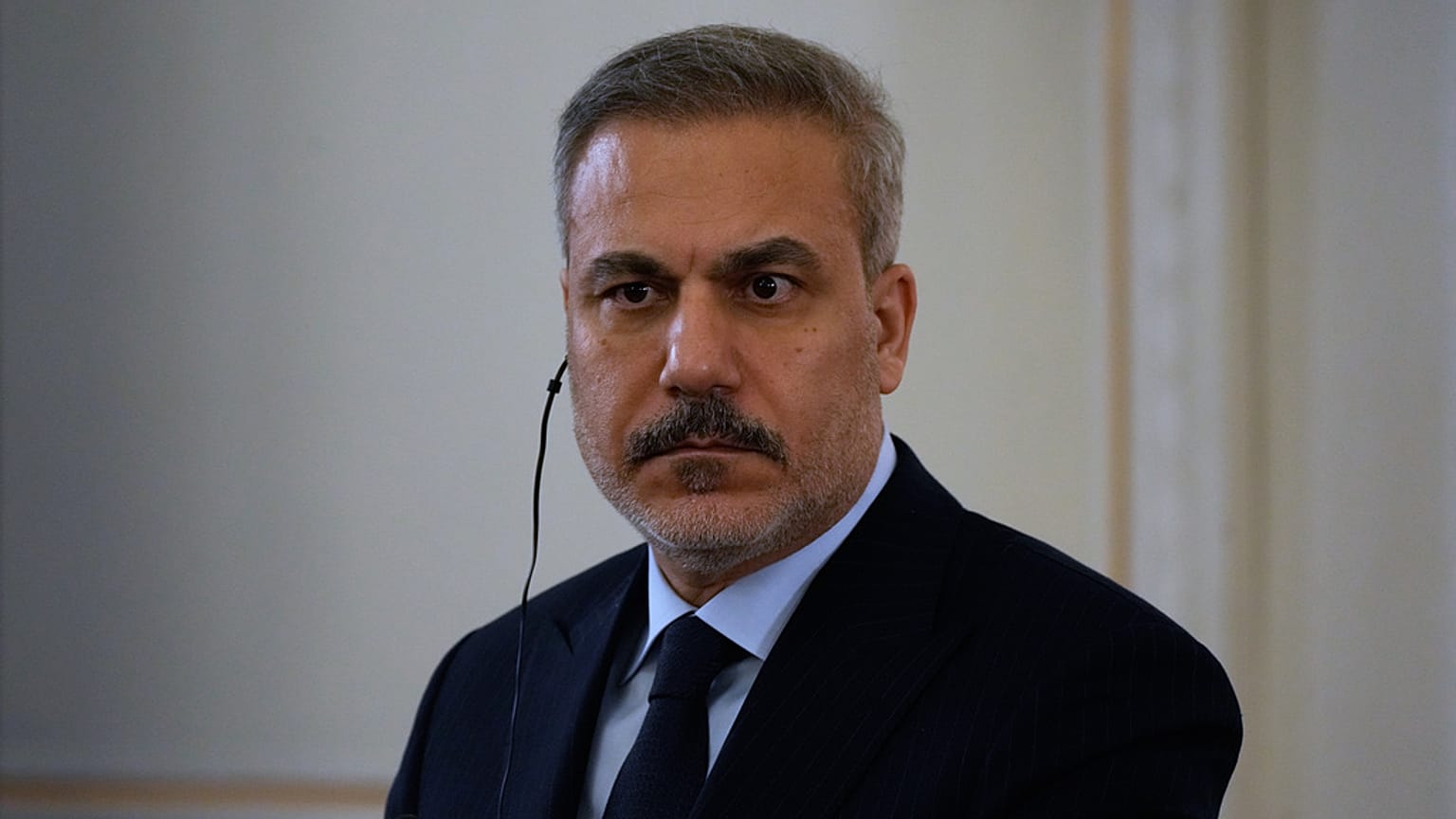 Dışişleri Bakanı Hakan Fidan, İran Dışişleri Bakanı Abbas Arakçi'yi dinlerken, 30 Kasım 2025