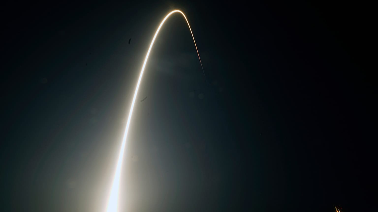 PHOTO D'ARCHIVES - Une fusée Falcon 9 de SpaceX, transportant le 25e lot d'environ 60 satellites pour le réseau haut débit Starlink de Space X, décolle de Floride, 28.04.2021