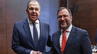 وزير الخارجية الفنزويلي إيفان غيل ووزير الخارجية الروسي سيرغي لافروف خلال لقائهما على هامش منتدى أنطاليا الدبلوماسي في أنطاليا، تركيا، بتاريخ 12 أبريل 2025.