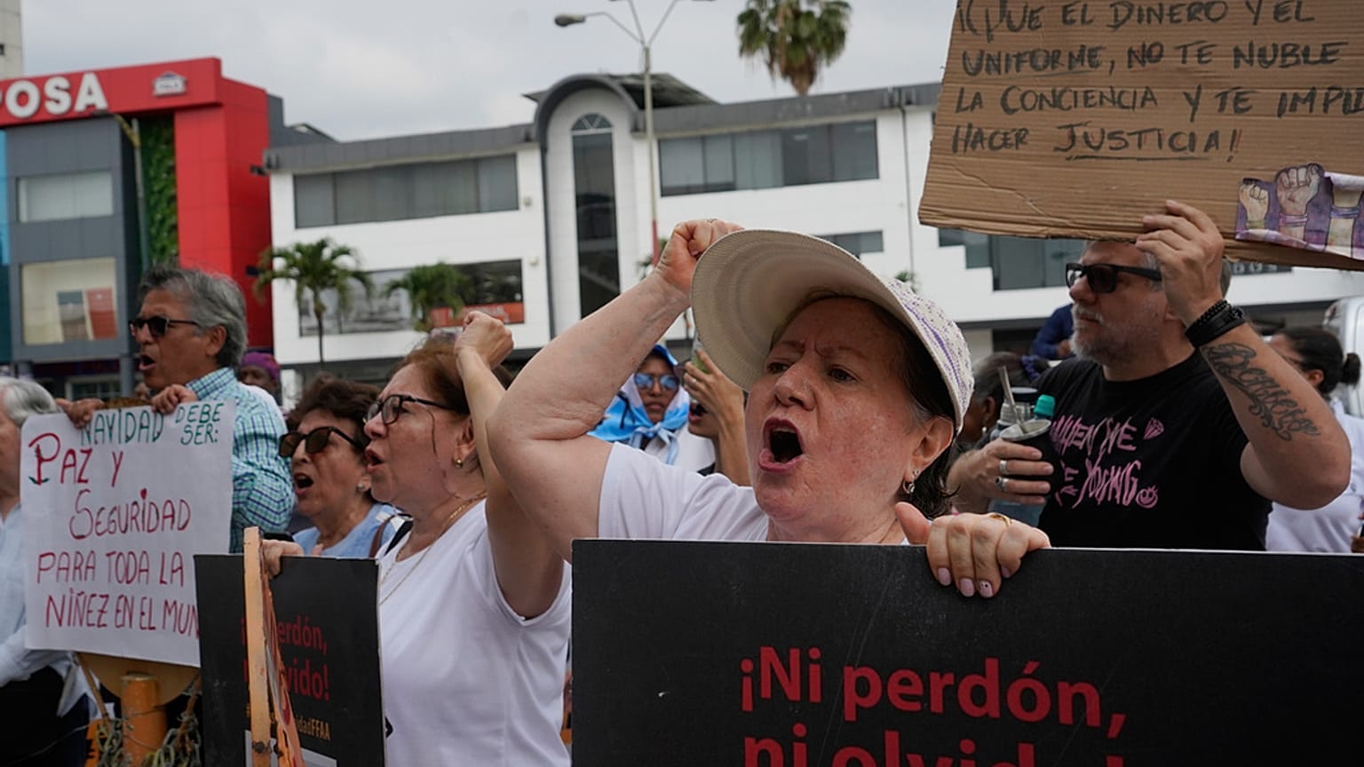 Guayaquil'de mahkeme binası önünde insanların düzenlediği gösteriden bir görüntü, 22 Eylül 2025