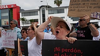 Guayaquil'de mahkeme binası önünde insanların düzenlediği gösteriden bir görüntü, 22 Eylül 2025