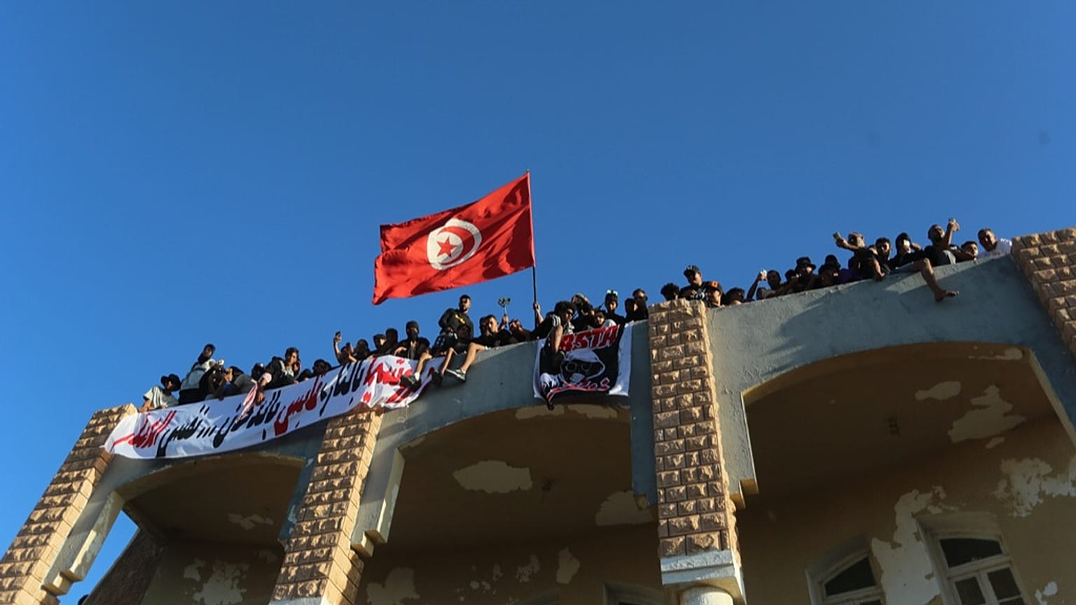 مشاركون في تظاهرة في قابس، تونس، الثلاثاء 21 أكتوبر 2025.