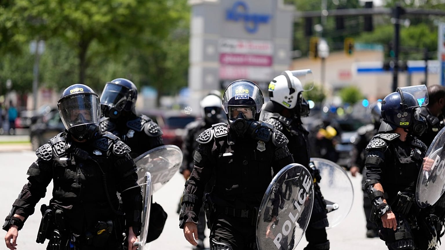 DeKalb County'de düzenlenen bir gösteri sırasında devriye gezen ABD polisi, 14 Haziran 2025