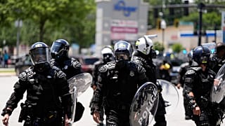 DeKalb County'de düzenlenen bir gösteri sırasında devriye gezen ABD polisi, 14 Haziran 2025