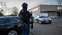 Un policier masqué à Amsterdam, le 23 janvier 2024