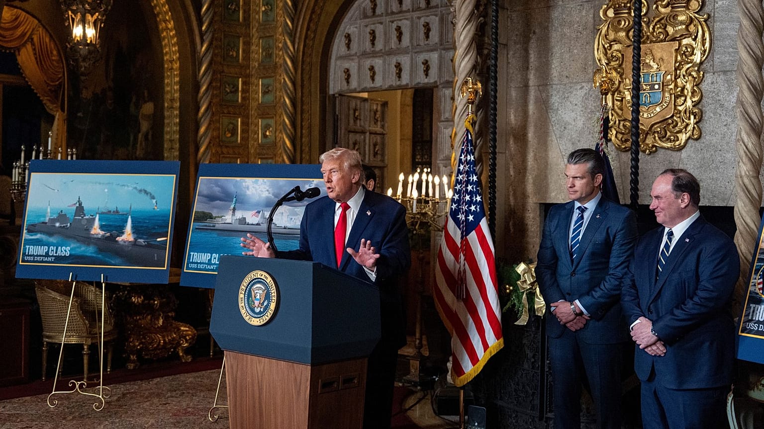 دونالد ترامپ در حال رونمایی از نبردناو