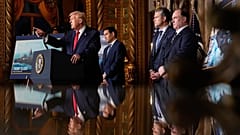 Trump habla con el secretario de Estado, Marco Rubio, el secretario de Defensa, Pete Hegseth, y el secretario de Marina, John Phelan, en Mar-a-Lago, el 22 de diciembre de 2025
