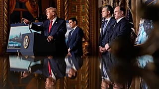 Ο πρόεδρος Ντόναλντ Τραμπ συνομιλεί με τον υπουργό Εξωτερικών Μάρκο Ρούμπιο, τον υπουργό Άμυνας Πιτ Χέγκσεθ και τον υπουργό Ναυτικού Τζον Φέλαν, στο κλαμπ Mar-a-Lago, 22 Δεκεμβρίου 2025.