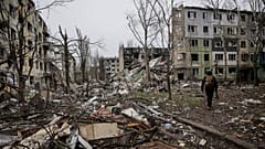 Солдат идет по руинам города Константиновка в Донецкой области, Украина. Суббота, 20 декабря 2025 г.