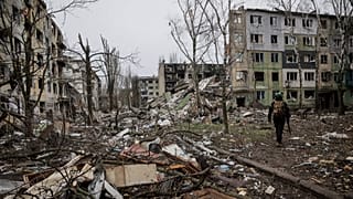 Um soldado caminha pelas ruínas da cidade de Kostyantynivka, na região de Donetsk, Ucrânia. Sábado, 20 de dezembro de 2025