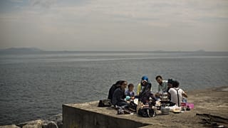 ARŞİV: İstanbul'da Boğaz kenarında oturan bir aile yemek yerken. 9 Ağustos 2014 Cumartesi