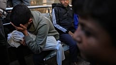 فلسطيني يودّع جثمان شقيقه الذي قُتل جراء نيران إسرائيلية، خلال مراسم تشييعه في مستشفى الشفاء بمدينة غزة، السبت 20 ديسمبر/كانون الأول 2025.