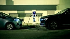 Veículos carregam à noite numa rua de Lisboa. Sábado, 15 de fevereiro 2025