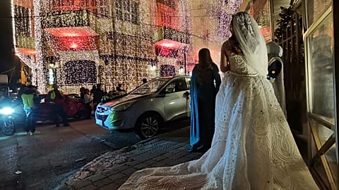 Una sposa siriana davanti a un ristorante della città di Latakia, nel quartiere americano