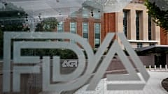Архив: Здание FDA видно за логотипами FDA на автобусной остановке на кампусе ведомства в Силвер-Спринге, Мэриленд, 2 августа 2018 года.