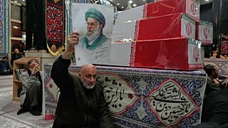 تصویر علی خامنه‌ای در دست یکی از طرفدارانش در مراسم یادبود کشته‌شدگان جنگ ۱۲ روزه با اسرائيل