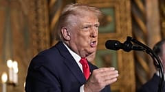 الرئيس دونالد ترامب يتحدث في ناديه مار-أه-لاجو، يوم الاثنين 22 ديسمبر 2025، في بالم بيتش، فلوريدا.