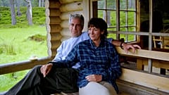 Dieses undatierte, vom US-Justizministerium veröffentlichte Foto zeigt Jeffrey Epstein und Ghislaine Maxwell