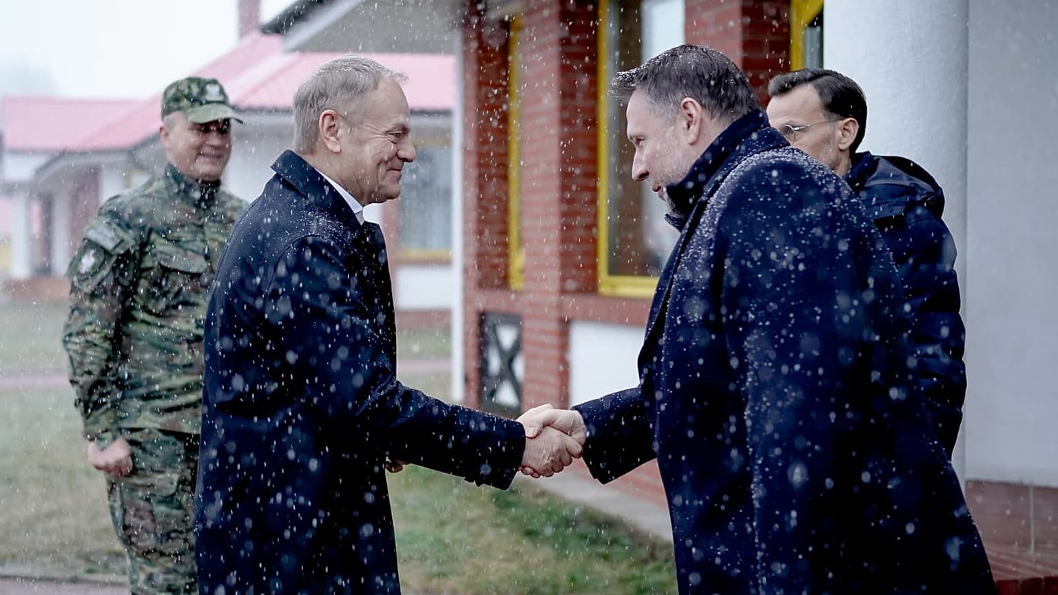 Donald Tusk i Marcin Kierwiński przy granicy polsko-białoruskiej, źródło MSWiA