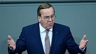 Verteidigungsminister Pistorius spricht während einer Sitzung über den Wehrdienst im Bundestag in Berlin, 5. Dezember 2025