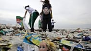 ن��شطون بيئيون يجرون حملة تنظيف ساحلي في ملاذ الطيور المعروف باسم جزيرة الحرية، بمناسبة مرور السنة الثالثة على حملة حماية الملاذ الوحيد للطيور في العاصمة