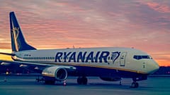 Bei Sonnenuntergang am Flughafen Wrocław in Polen steht eine Ryanair-Maschine.