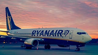 Polonya'daki Wroclaw Havalimanı'nda gün batımında bir Ryanair uçağı