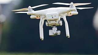 Архив. Беспилотник DJI Phantom 3 летит во время демонстрации дронов на ферме и винодельне в американском штате Мэриленд в 2015 году.