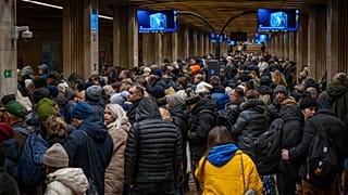 Des personnes se mettent à l'abri dans une station de métro, servant d'abri anti-bombes, pendant une attaque de drones russes à Kyiv, en Ukraine, mardi 23 décembre 2025.