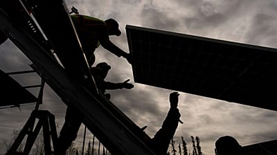 Des ouvriers installent des panneaux sur un chantier solaire, le 21 mai 2025, à Galena, en Alaska.
