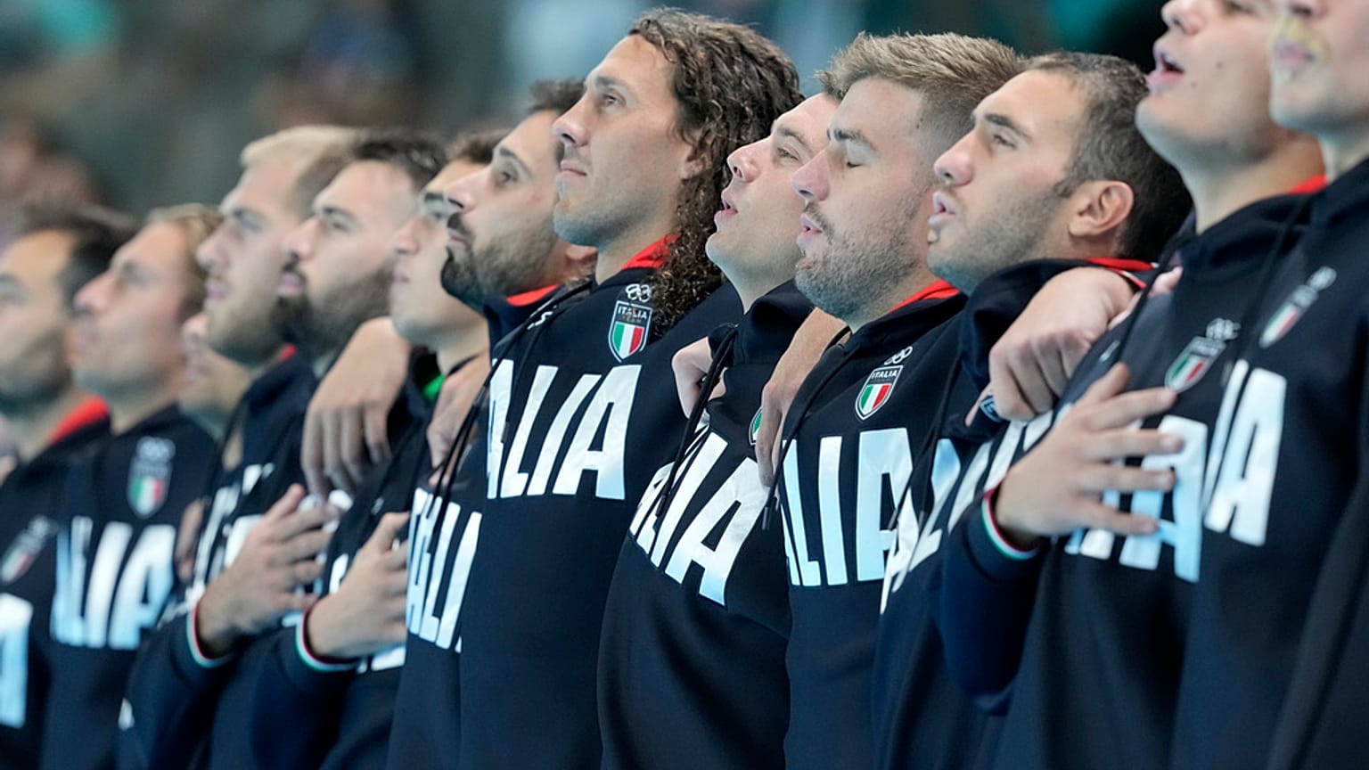 I giocatori italiani ascoltano l'inno nazionale prima della partita preliminare del Gruppo A di pallanuoto maschile tra Italia e Stati Uniti alle Olimpiadi estive del 2024