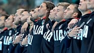 I giocatori italiani ascoltano l'inno nazionale prima della partita preliminare del Gruppo A di pallanuoto maschile tra Italia e Stati Uniti alle Olimpiadi estive del 2024