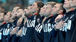 I giocatori italiani ascoltano l'inno nazionale prima della partita preliminare del Gruppo A di pallanuoto maschile tra Italia e Stati Uniti alle Olimpiadi estive del 2024