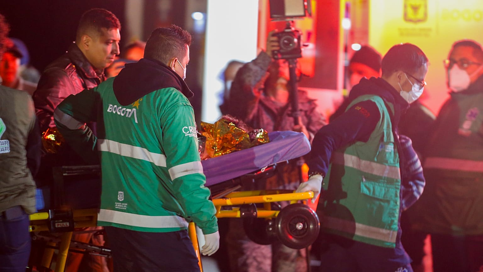 Los paramédicos llevan a una ambulancia a un niño indígena que estabA desaparecido después de un accidente en Bogotá, Colombia, el 10 de junio de 2023.