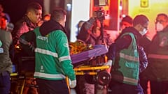 Los paramédicos llevan a una ambulancia a un niño indígena que estabA desaparecido después de un accidente en Bogotá, Colombia, el 10 de junio de 2023.