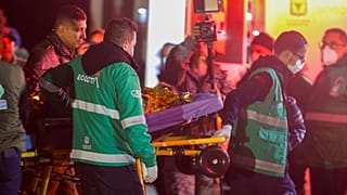 Los paramédicos llevan a una ambulancia a un niño indígena que estabA desaparecido después de un accidente en Bogotá, Colombia, el 10 de junio de 2023.