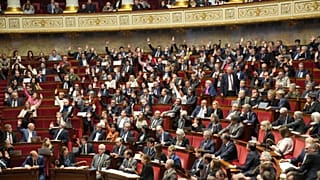L'Assemblée nationale débat de la loi spéciale permettant de continuer de financier provisoirement l'État. 