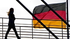 DATEI - Eine Person geht auf einer Fußgängerbrücke zwischen zwei Parlamentsgebäuden in Berlin, Deutschland. Jan. 3, 2022. (AP Photo/Michael Sohn)
