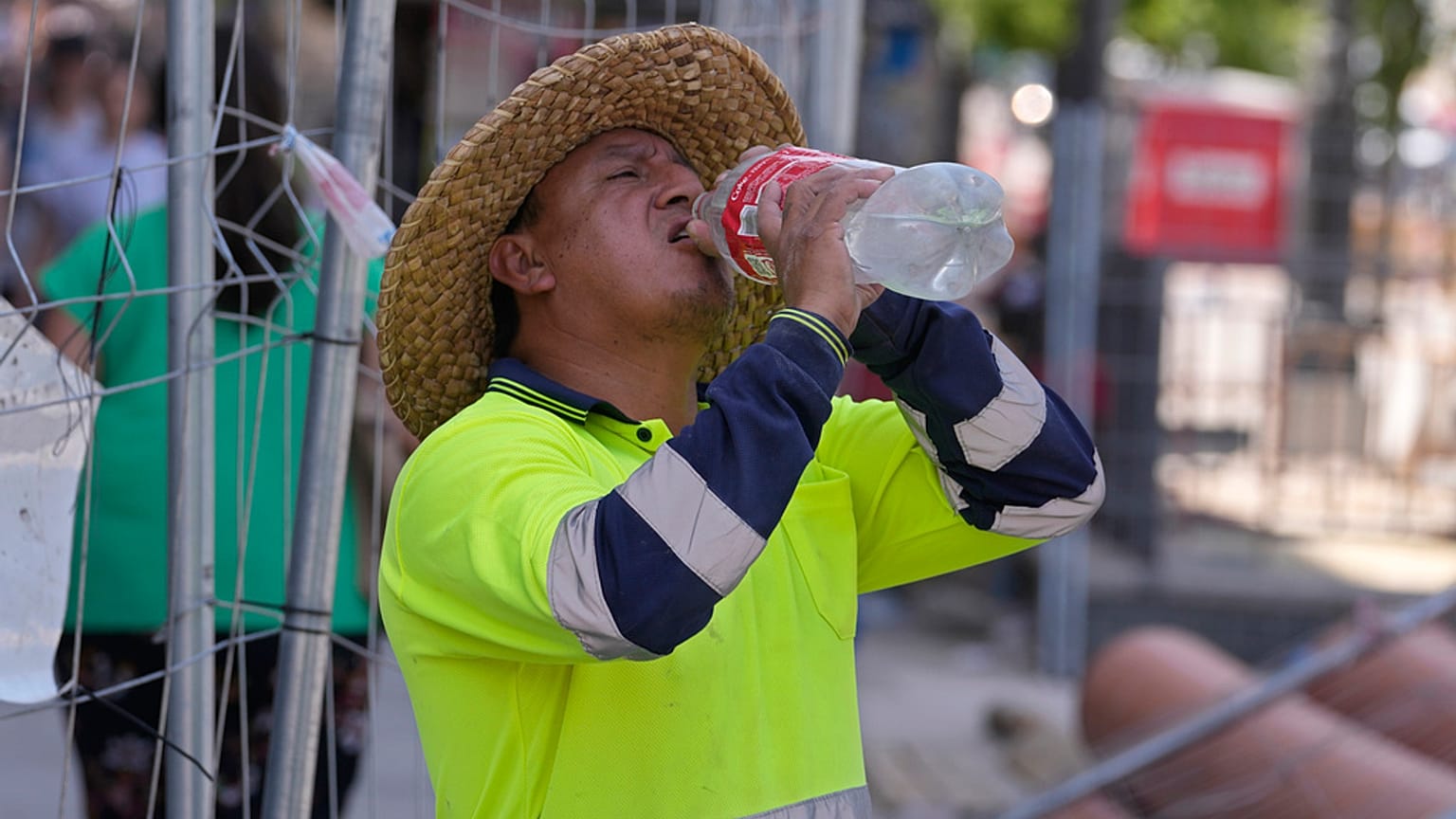 عامل يشرب الماء من عبوة بلاستيك